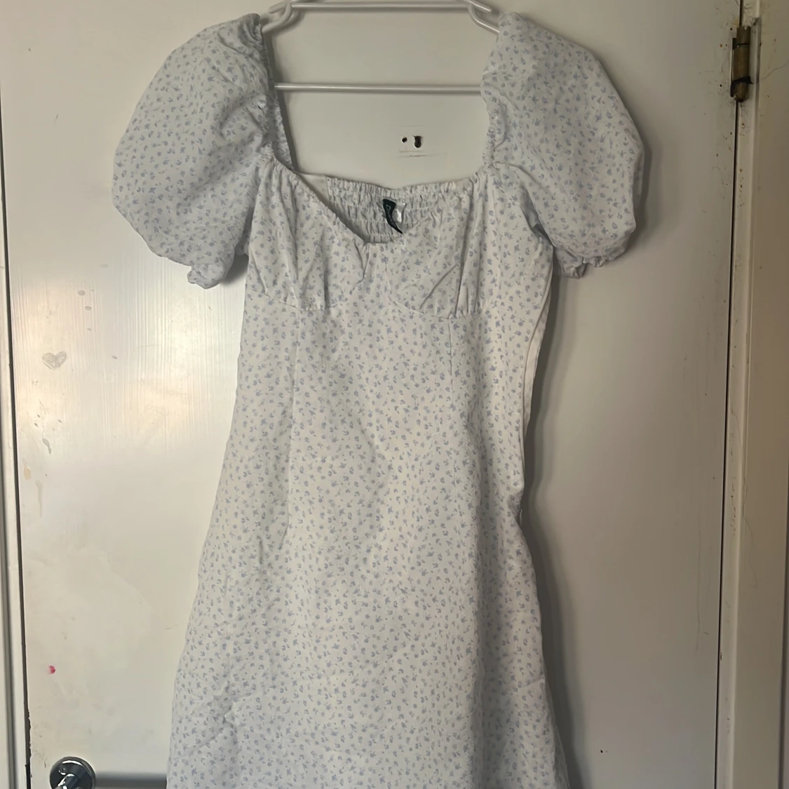 Vit blommig klänning från Divided - 3