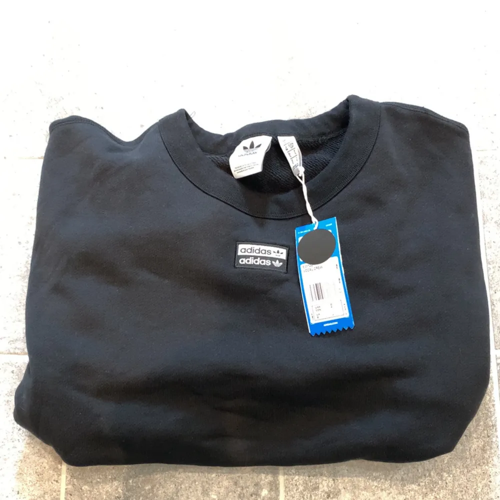 Adidas vocal crew sweatshirt helt ny oanvänd i storlek S. Stor i storleken, lite oversized enligt mig. Färgen är black noir svart. Nypris 799kr.. Neuletakit & Villapaidat.