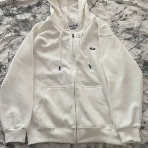 Lacoste zip up - Efterlängtad tröja som jag tyvärr måste sälja då den inte passar mig i storlek. Enbart använd 1-3 gånger då jag testat den för att se hur den passar och visat mina vänner. Helt nytt skick på den, priset är prutbart vid snabbt köp, så hör av er vid minsta fundering:)