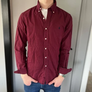 Ralph lauren skjorta - Riktigt snygg ralph lauren skjorta i mycket bra skick. Perfekt inför sommaren. Nypris 1600kr vårt pris 399kr✅ fraktas inom 24h📦✅