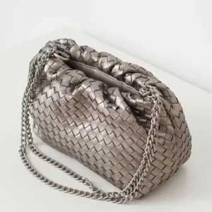 Slutsåld Silver axelväska med kedja - Snygg silverfärgad axelväska med flätat mönster och kedjeaxelrem. Perfekt för att ge din outfit en modern touch. Väskan har en praktisk storlek och en stilren design. Nypris: 399kr