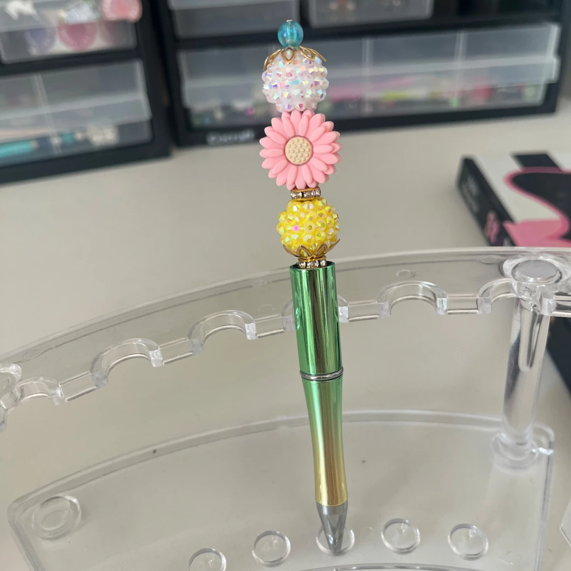 Hemmagjord grön, gul rosa penna med en blomma 💕