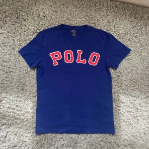 Ralph lauren t shirt - Säljer den a rikigt snygga polo Ralph Lauren t shirten!🙌 Skick : 9,5/10!🤝 Storlek M passar M!👍 Hör gärna av er om ni har funderingar!⭐️