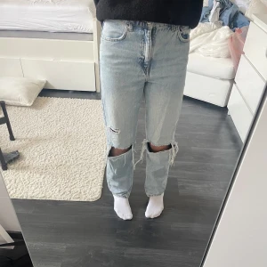 Ljusa jeans från Gina Tricot - Säljer ett par ljusa jeans från Gina Tricot med hål. Går att ha som både låg midjade och medel midjade💕