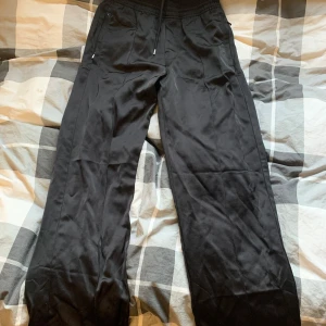Weekday Trackpants - Svarta Weekday trackpants i storlek S.