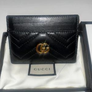 GG Marmont Card Case - Säljer min korthållare som endast är använd ett fåtal gånger. Den ser helt ny ut.  Kvitto finns tyvärr inte då jag fick den i present.