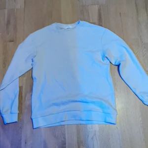 Vit långärmad tröja från HM - Tja! Säljer en stilren vit långärmad rutad tröja med rund hals. Perfekt för en avslappnad look. Tröjan har en enkel design och är tillverkad i ett mjukt material. Använd en gång lite för stor för mig. 