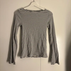 Randig långärmad topp och kjol - Säljer en stilren randig set med långärmad topp och matchande kjol. Toppen har en klassisk rund hals och större i armarna och kjolen har en liten slits på båda sidor. Från aware, strl xs. 50 kr + frakt💫