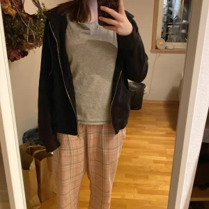 Svart hoodie - Det är en svart vanlig hoodie i storlek M från H&M, säljer för att den är för liten och skulle rekomendera att köpa den ifall man är kortare än 160cm (hoodien är precis vid mina höfter å jag är 160cm) Den har även ett litet hål på högra armen efter att jag försökt brodera in ett hjärta men den gick sedan sönder, det är verkligen inget som märks eller något man stör sig på.