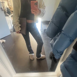 Ltb jeans - Snygga trendig, nattblå jeans från Ltb med en klassisk design. Modellen heter valerie. Perfekta för en stilren look. Storleken är W26 L32. Passar till allt!!!🔥🔥