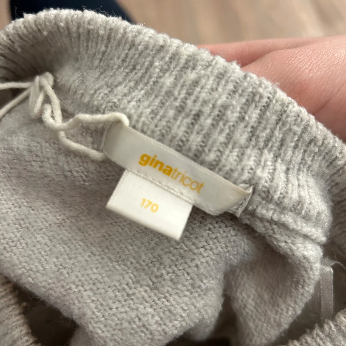 Grå stickad tröja från Gina Tricot - 2