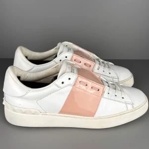 Valentino Open Rosa - Modell Valentino Open Rosa | Skick: 8-9/10 | Storlek: EU 39 | Pris:  2399 kr | Tillbehör: Inget | Fler frågor? Hör av dig isåfall!