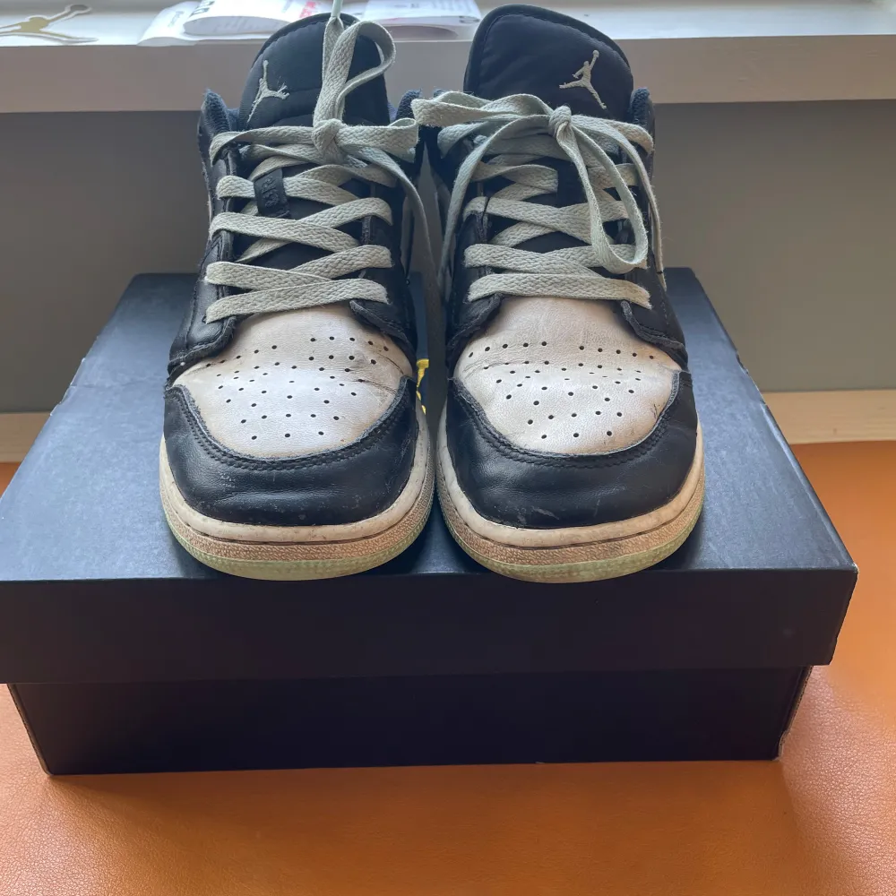 Säljer ett par Jordan 1 low tie dye. De är väl använda och i använt skick men är inte trasiga på något sätt. Har kvitto, originalkartong, original klistermärke och footlocker påse. Hör av dig vid minsta lilla fråga 🤙. Kengät.