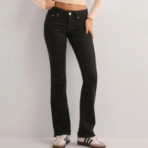 Svarta lågmidjade jeans  - Svarta lågmidjade jeans från Gina tricot!! Helt nya, aldrig använda, säljer då de inte kommer till användning💞 strl 34! 