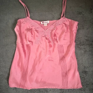 Rosa sidenlinne från Monsoon - Superfin fest/somnartopp från Monsoon ❤️❤️ Står storlek 38 men jag skulle mer tippa 34/36😇