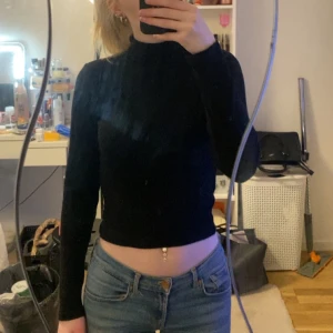 Högkragad tröja - Säljer en fin svart topp med hög kragat i storlek XS. Köpt från New yorker och knappt använd, är i bra skick. Tyg på tröjan är typ räfflat som att det är stickat. Pris kan även diskuteras. Skriv om funderingar finns.