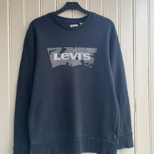 Levis tröja  - En Levis tröja i mycket bra skick.   Nypriset ligger på ca 500kr   Måtten är ca 65 i längd och 43 i axelbredd den är alltså lite oversize  Om du har några frågor tveka inte på att skriva!!💬 