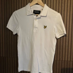 Vit pikétröja från Lyle & Scott - Säljer en stilren vit pikétröja från Lyle & scott. Den är som i nyskick 