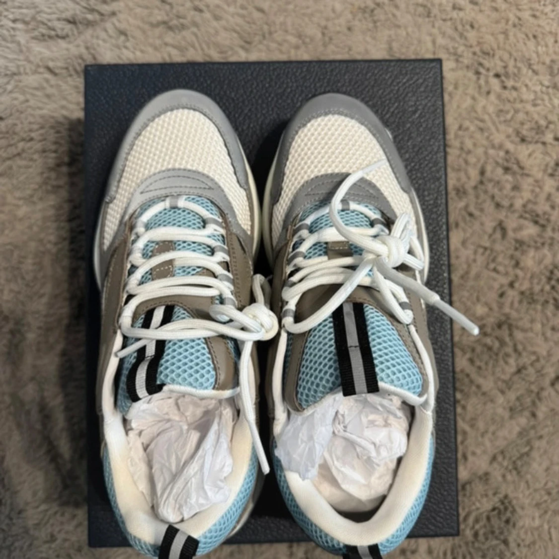 Grå och vita sneakers från Dior. Till salu för 2999 - 2