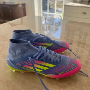 F50 skor - Säljer ett par F50 fotbollsskor i storlek 39 1/3. De har endast varit använda 2 gånger och är i bra skick! Liten mini defekt vid ett av skosnörena. Skriv om du är intresserad 