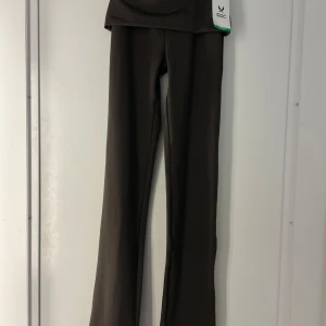 Foldover yoga byxor - Helt nya yoga pants från Soc strl XS i modell W Favourite Fold Pant färgen coffee. Helt nya med lapp kvar, nypris 399 kr.