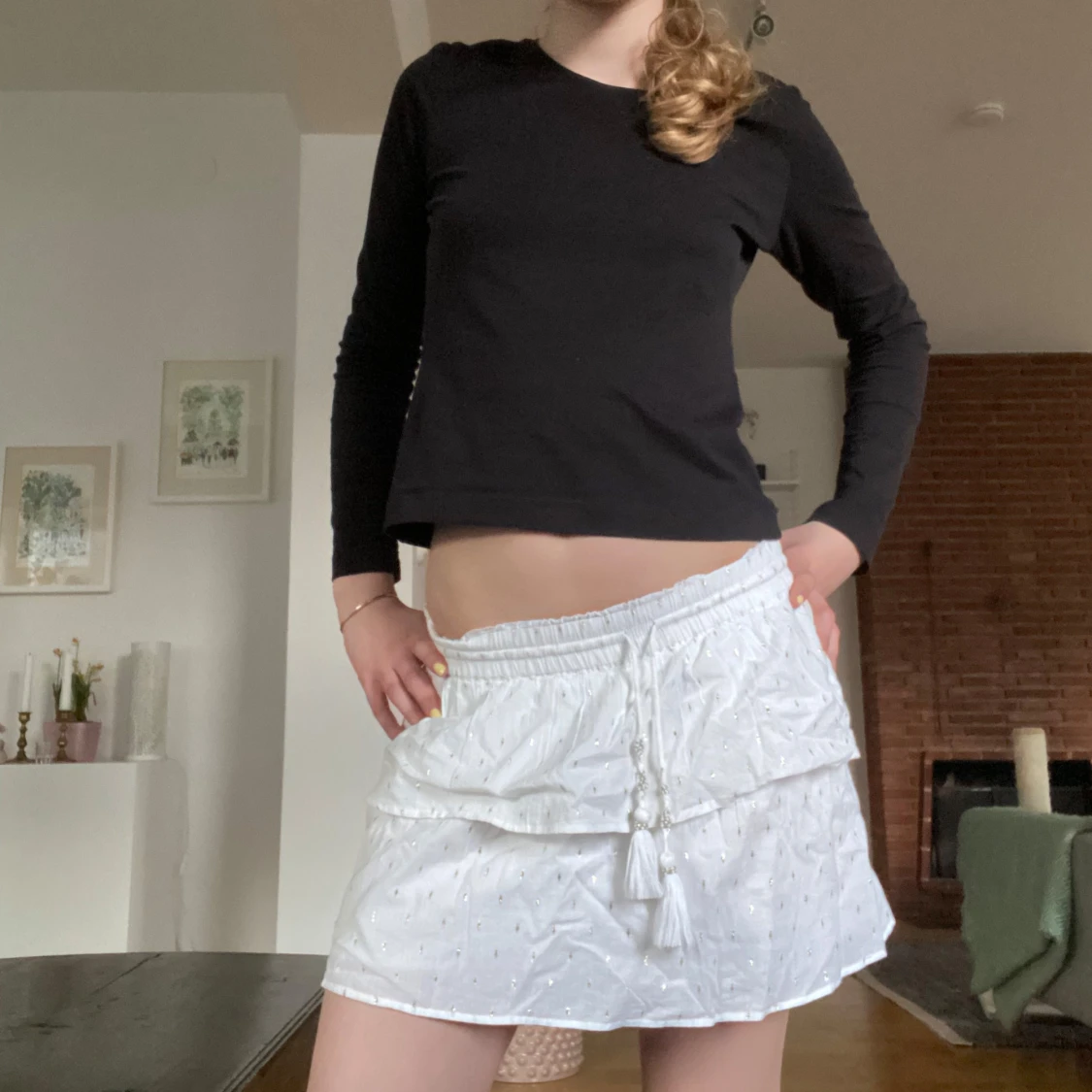 Vit kjol med guldiga prickar - 1