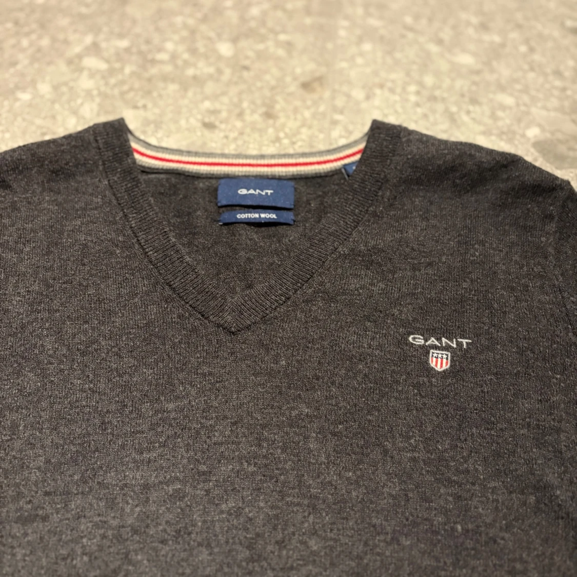 Grå v-ringad tröja från GANT - 2