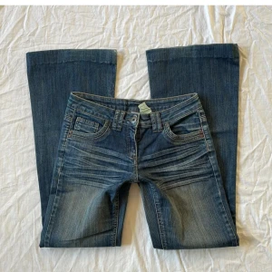 Lågmidjade bootcut jeans - Såå snygga lågmidjade jeans som tyvärr inte kommer till användning längre!💞
