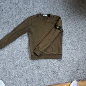 Stone Island tröja  - Vi säljer nu en riktigt fet Stone Island. Tröjan är i fint skick. En snygg crewneck i skönt material, perfekt nu innan sommaren. Hör gärna av er vid frågor och funderingar! 