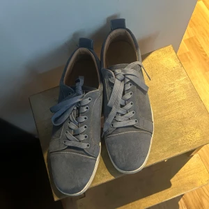 Blå sneakers från Christian Louboutin - Säljer dessa schysta ljusblåa loubs, de är i bra skick och inga synliga defekter. 