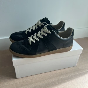 Maison margiela gats  - Säljer ett par maison margiela gats i storlek 44. Använda men i väldigt bra skick. Allt og ingår, hör av dig vid mer funderingar eller bilder! 