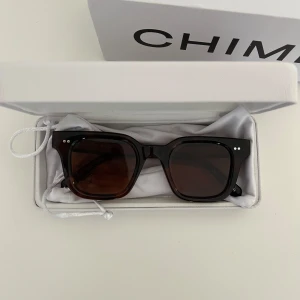 Solglasögon från Chimi - Snygga bruna solglasögon från Chimi i modellen 04 och färgen tortoise, sparsamt använda och i superfint skick