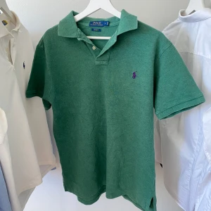Ralph lauren pikéteöja - Polo Ralph Lauren pikétröja Storlek: L | Färg: grön Klassisk modell, i fint skick – inga fläckar eller slitage. Kvalitativ och tidlös, passar både till vardags och finare tillfällen.✨👕  Snabb leverans 🚚 och extra bilder får du gärna fråga om! 