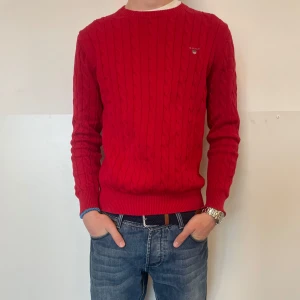 Röd kabelstickad tröja från GANT - Tja, säljer denna snygga kabel stickade gant tröjan. Inga tecken på användning, som helt ny. Pris kan diskuteras🔥