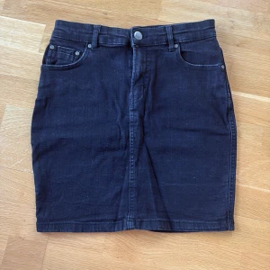 Jeans kjol  - Svart jeans kjol lite figursydd och sitter superfint på!🖤endast använd 2 gånger ungefär