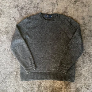 Ralph lauren tröja - Säljer super fin Ralph lauren tröja i storlek M. Jättebra skick och är självklart äkta. Mörkgrå färg 
