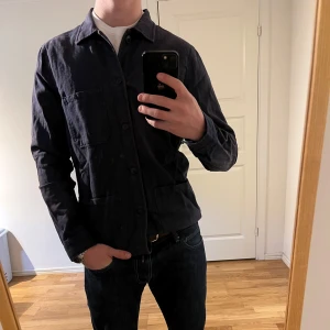 Mörkblå Overshirt A Days March  - Säljer denna sjukt snygga Overshirten från A Days March⭐️ Färgen är mörkblå och storleken är M✅Jackan har inga defekter och skicket är utomordentligt🙌🤝 Sjukt najs passform och passar perfekt som vår och sommarjacka☀️🙌 Tveka inte på att höra av er dig vid minsta fråga eller fundering😊