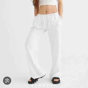 Lågmidjade linnebyxor - Säljer dessa lågmidjade vita linnebyxorna från H&M i storlek S då de inte kommer till användning. De har även låtsasfickor baktill. Använda ca 5 gånger men i bra skick, de är bara ostrykta på bilden. Bra i längd på mig som är 174 cm! Perfekta för sommaren! Skriv för fler bilder!