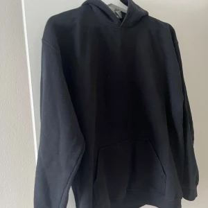 Svart hoodie med tryck - Säljer en svart hoodie med trycket 'Not everyone understands house music' på ryggen. Perfekt för musikälskare! Den har en klassisk design med huva och en stor ficka framtill. Storlek M men passar S-XS