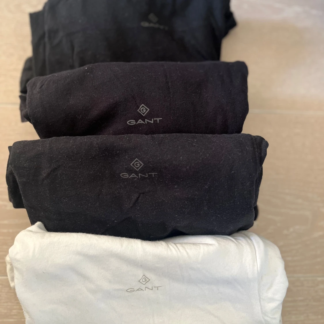 Svarta och vit-shirts från GANT