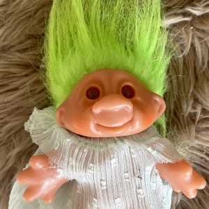 Lyckotroll med grönt hår 1986 samlarobjekt/leksak - Ett mycket supergulligt äkta Lyckotroll i söt klänning från 1986. 12 cm hög utan hår. Märkning under fötter, se foto. Mycket bra skick!
