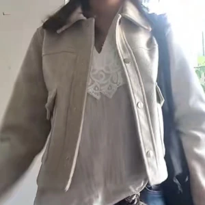 Beige jacka med knappar - Snygg beige jacka med knappar framtill. Jackan har en klassisk krage och en stilren design som passar perfekt för både höst och vår. Bilderna är från min egna tiktok, från när jag använde den senast för två år sedan.