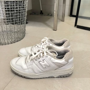 Vita sneakers från New Balance - Säljer ett par vita New Balance 550 sneakers med snörning. Storlek 40.5