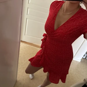 Röd kortärmad klänning - Röd kortärmad klänning från bubbleroom, jättefin till sommaren 😍