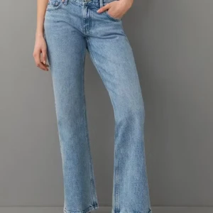 Bootcut ginatricot jeansbyxor - Bootcut orginal jeans i färgen mid blue, med låg midja i denim utan stretch. Jeansen är blåa och har utsvängda ben. Köpt för 500kr. Artikelnummer	184175520