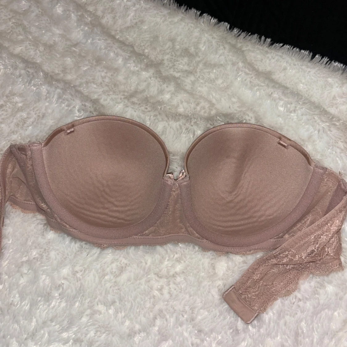 Beige axelbandslös bh med spetsdetaljer - 2