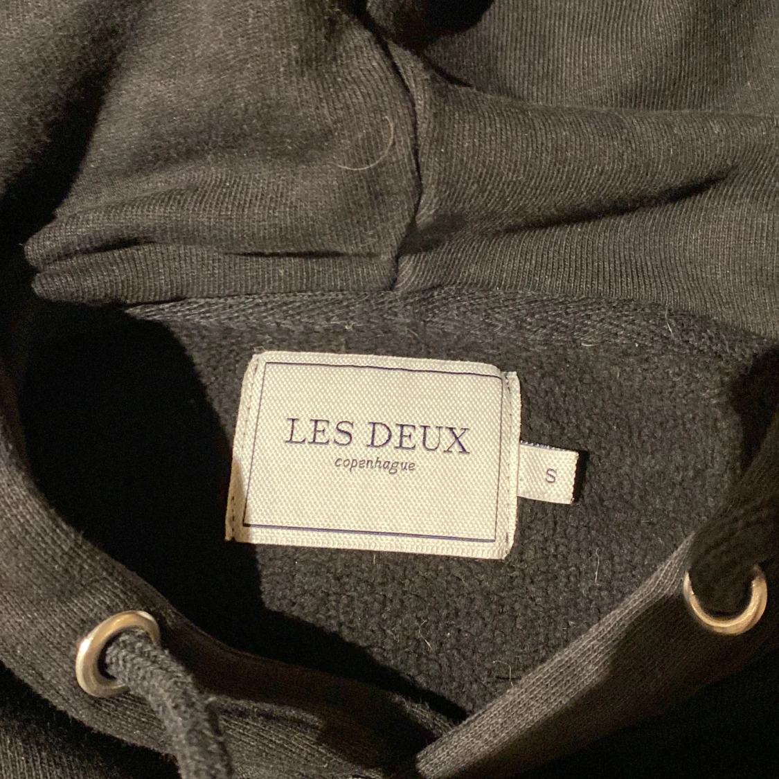 Svart hoodie från Les Deux - 2