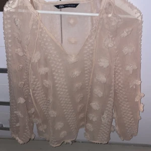 Fin topp från ZARA🩷 - Fin topp från Zara i storlek xs, passar perfekt till sommaren eller till festliga tillfällen. Aldrig använd då jag inte tycker att den passar mig i smaken , har därför inga mer bilder på hur den ser ut på. Inga defekter , köp direkt så postar jag samma dag eller dagen efter🩷