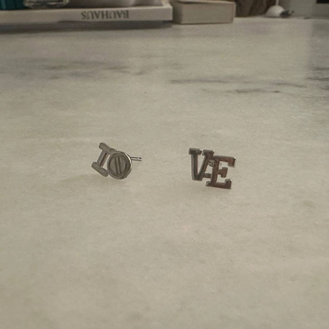 Silvriga örhängen LOVE - 1