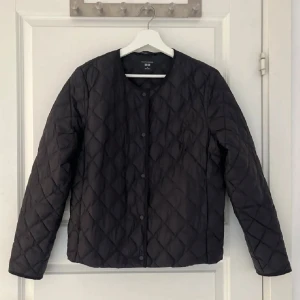Svart quiltad jacka från Uniqlo - Säljer denna jättefina svarta quiltade jackan från Uniqlo!!! Köpt för 800kr och sparsamt använd! inga defekter. Det är en xs och den passar mig bra i längd och storlek som är 165 och bär xs/s (ifall bild på skriv!) 😊Kommer inte till användning längre därav säljer jag💕Frågor eller funderingar skriv till mig! Pris kan diskuteras vid snabb affär 🤩🤩